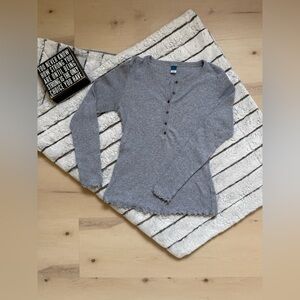 Old Navy Gray Ribbed Henley Scoop-Neck Sweater